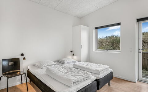 Clarabelle - 1.2Km from the Sea: Plafond, Appartement, Slaapkamer, Daylighting, Bedding, Freezing, Bed, Bed Frame