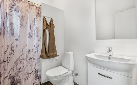 Clarabelle - 1.2Km from the Sea: Flooring, Wc Bril, Verdieping, Loodgieterswerkinrichting, Interieur Ontwerp, Badkamer, Toilet, Loodgieter, Kamer, Plafond