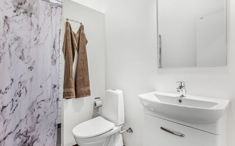 Clarabelle - 1.2Km from the Sea: Flooring, Wc Bril, Verdieping, Interieur Ontwerp, Loodgieterswerkinrichting, Badkamer, Toilet, Loodgieter, Kamer, Wastafel