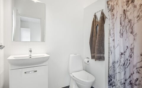 Clarabelle - 1.2Km from the Sea: Flooring, Verdieping, Interieur Ontwerp, Wc Bril, Loodgieterswerkinrichting, Badkamer, Toilet, Plafond, Loodgieter, Badkamerkast