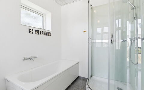Antonina - 1.5Km from the Sea: Badkamer, Loodgieterswerkinrichting, Plafond, Flooring, Interieur Ontwerp, Loodgieter, Verdieping, Bad, Kraan, Douche