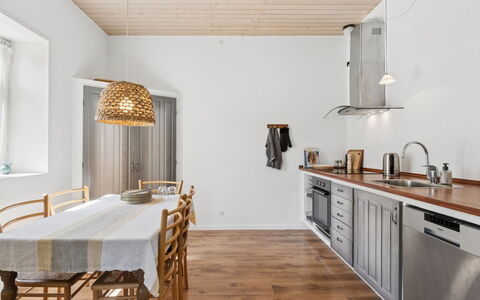 Antonina - 1.5Km from the Sea: Flooring, Keuken, Hout, Interieur Ontwerp, Meubilair, Countertop, Plafond, Verdieping, Lichte Inrichting, Cabinetry