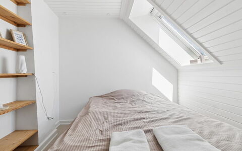 Antonina - 1.5Km from the Sea: Muur, Hout, Plafond, Slaapkamer, Interieur Ontwerp, Verdieping, Flooring, Zolder, Bed, Linens