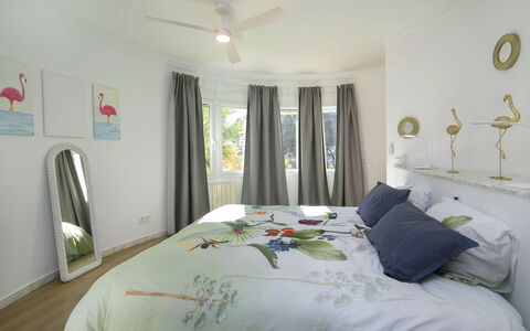 Angela: Interieur Ontwerp, Meubilair, Slaapkamer, Bed, Muur, Plafond, Bedding, Laken, Kamer, Huis