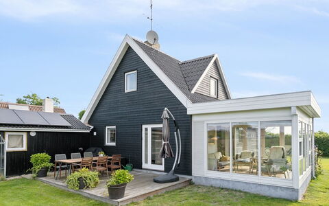 Fentje - 200M from the Sea: Meubilair, Interieur Ontwerp, Flooring, Verdieping, Plafond, Kamer, Stoel, Tafel, Appartement, Keuken En Eettafel
