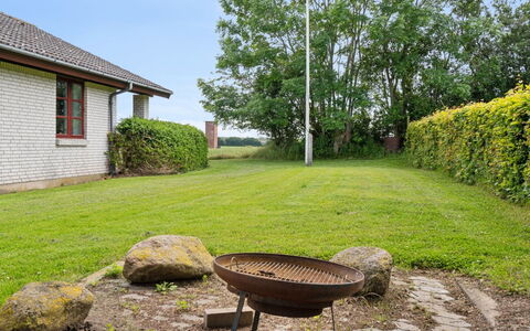 Sebine - 800M from the Sea: Gras, Tuin, Struik, Landschap, Land Lot, Gazon, Groundcover, Verblijf