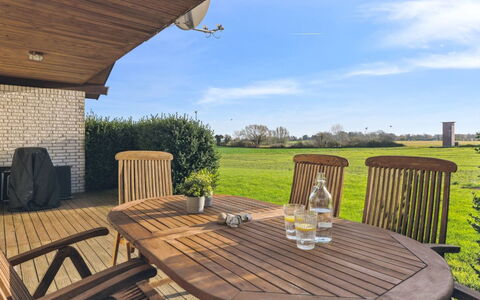 Sebine - 800M from the Sea: Dak, Huis, Huis, Verblijf, Deur, Siding, Dek, Veranda, Plank, Hardwood