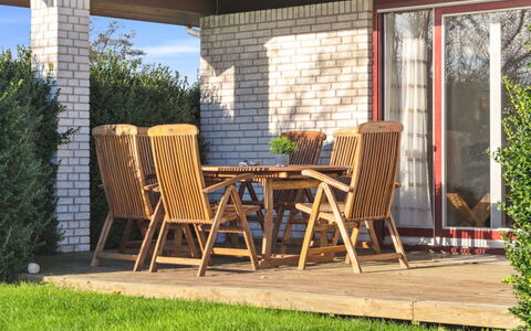 Sebine - 800M from the Sea: Dak, Huis, Huis, Verblijf, Deur, Siding, Dek, Veranda, Plank, Hardwood