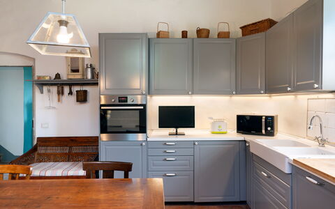 Casa Mirandola: Cabinetry, Countertop, Eigendom, Gebouw, Meubilair, Lade, Fornuis, Hout, Toestel Van De Keuken, Wastafel