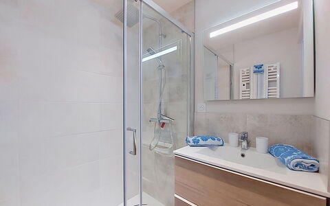 Ty Pjp: Flooring, Loodgieterswerkinrichting, Verdieping, Interieur Ontwerp, Badkamer, Loodgieter, Spiegel, Kraan, Badkamerkast, Wastafel