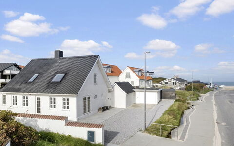 Edin - 100M from the Sea: Gebouw, Venster, Huis, Huis, Dak, Woongebied, Architectuur, Verblijf, Helling