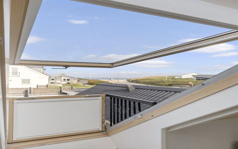 Edin - 100M from the Sea: Samengesteld Materiaal, Plafond, Metaal, Daylighting, Schaduw, Aluminium, Balkon, Staal, Leuning