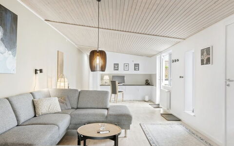 Edin - 100M from the Sea: Muur, Interieur Ontwerp, Hout, Plafond, Flooring, Verdieping, Huis, Lichte Inrichting, Bankstel, Woonkamer