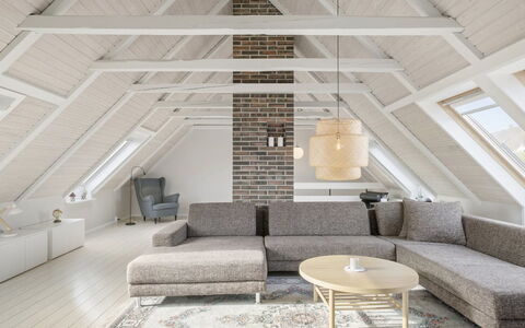 Edin - 100M from the Sea: Flooring, Interieur Ontwerp, Hout, Verdieping, Plafond, Meubilair, Lichte Inrichting, Verlichting, Architectuur, Woonkamer