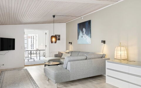 Edin - 100M from the Sea: Flooring, Meubilair, Interieur Ontwerp, Bankstel, Muur, Verdieping, Hout, Woonkamer, Plafond, Huis