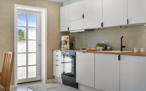 Edin - 100M from the Sea: Flooring, Keuken, Countertop, Toestel Van De Keuken, Interieur Ontwerp, Verdieping, Cabinetry, Meubilair, Major Appliance, Huishoudapparatuur