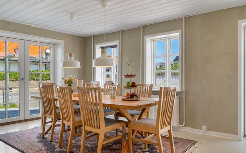 Edin - 100M from the Sea: Meubilair, Flooring, Interieur Ontwerp, Verdieping, Hout, Tafel, Houten Vloer, Plafond, Eetkamer, Keuken En Eettafel