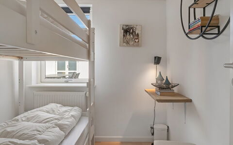 Edin - 100M from the Sea: Interieur Ontwerp, Slaapkamer, Bed, Muur, Meubilair, Flooring, Verdieping, Hout, Plafond, Stapelbed