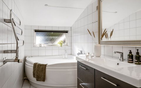 Sighfrith - 2Km from the Sea: Interieur Ontwerp, Loodgieterswerkinrichting, Flooring, Badkamer, Verdieping, Kraan, Wastafel, Loodgieter, Bad, Badkamerkast