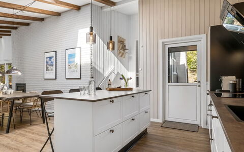 Sighfrith - 2Km from the Sea: Keuken, Countertop, Interieur Ontwerp, Flooring, Meubilair, Cabinetry, Hout, Lichte Inrichting, Plafond, Toestel Van De Keuken