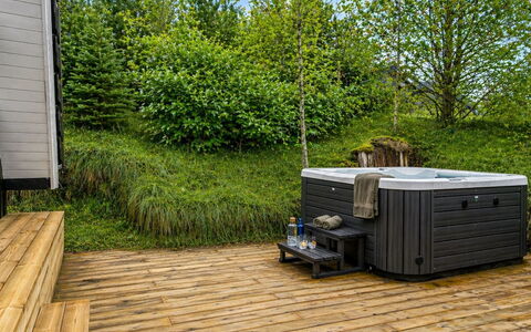 Sighfrith - 2Km from the Sea: Tuin, Bad, Backyard, Werf, Landscaping, Jacuzzi, Dek, Garden Gebouwen, Loodgieterswerkinrichting