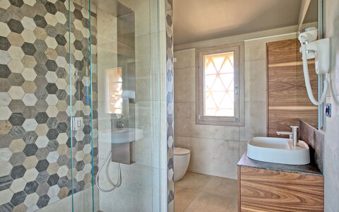 Villa Campana: Loodgieterswerkinrichting, Kraan, Badkamerkast, Wastafel, Venster, Badkamer, Textiel, Hout, Interieur Ontwerp, Verdieping