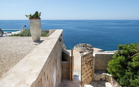 Villa Demar: Lucht, Water, Eigendom, Fabriek, Azure, Hout, Kust En Oceanic Landvormen, Bloempot, Terrein, Horizon
