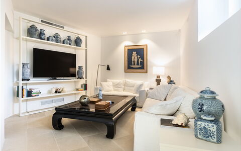 Villa Demar: Meubilair, Eigendom, Fotolijst, Gebouw, Comfort, Bankstel, Interieur Ontwerp, Huis, Tafel, Flooring