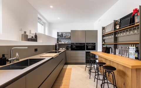 Villa Demar: Cabinetry, Meubilair, Countertop, Gootsteen, Wastafel, Kraan, Keuken, Huis, Hout, Plank