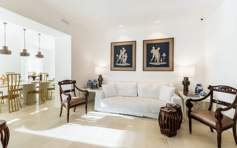 Villa Demar: Meubilair, Fotolijst, Comfort, Tafel, Hout, Verlichting, Woonkamer, Flooring, Interieur Ontwerp, Verdieping