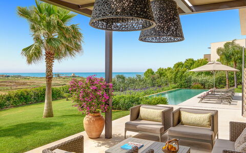 Villa Smeraldo - Sea Front | By Rocco Forte Villas: Lucht, Fabriek, Eigendom, Water, Gebouw, Azure, Natuur, Bloempot, Schaduw, Verlichting