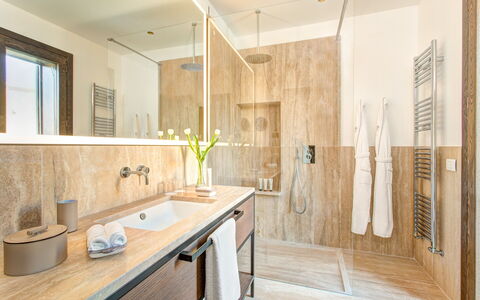 Villa Agata - Sea View | By Rocco Forte Villas: Cabinetry, Wastafel, Eigendom, Kraan, Countertop, Loodgieterswerkinrichting, Badkamerkast, Hout, Interieur Ontwerp, Gootsteen