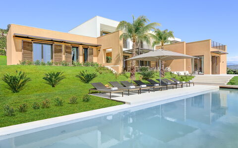 Villa Corallo - Sea Front | By Rocco Forte Villas: Gebouw, Fabriek, Water, Lucht, Azure, Venster, Boom, Zwembad, Woongebied, Arecales