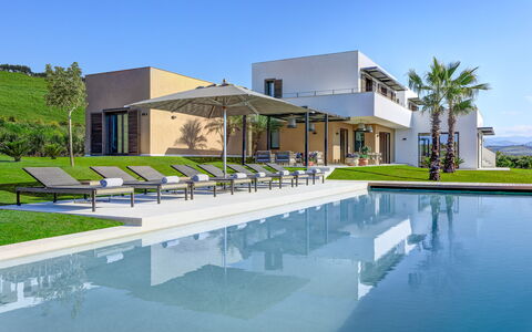 Villa Corallo - Sea Front | By Rocco Forte Villas: Water, Lucht, Gebouw, Azure, Fabriek, Schaduw, Zwembad, Boom, Stedelijk Ontwerp, Woongebied