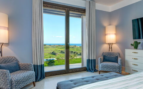 Villa Corallo - Sea Front | By Rocco Forte Villas: Gebouw, Fabriek, Meubilair, Venster, Blauw, Comfort, Azure, Schaduw, Cabinetry, Interieur Ontwerp