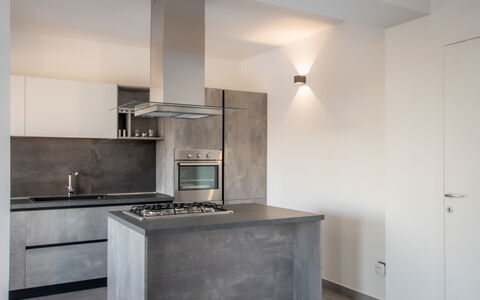Eremita Villa Sicily: Eigendom, Cabinetry, Wastafel, Countertop, Gootsteen, Gebouw, Hout, Kraan, Fornuis, Interieur Ontwerp