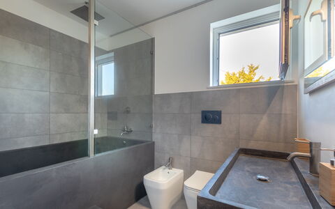 Eremita Villa Sicily: Bad, Loodgieterswerkinrichting, Badkamer, Kraan, Hout, Verlichting, Interieur Ontwerp, Flooring, Verdieping