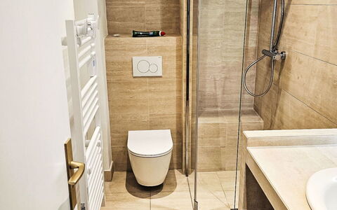 Le Plein Soleil: Flooring, Verdieping, Badkamer, Interieur Ontwerp, Muur, Loodgieterswerkinrichting, Hout, Toilet, Loodgieter, Spiegel