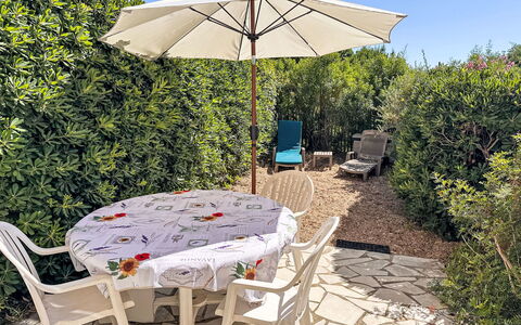 Le Plein Soleil: Meubilair, Buitenmeubels, Paraplu, Stoel, Tuin, Buitentafel, Schaduw, Landscaping, Backyard, Werf