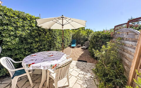 Le Plein Soleil: Struik, Tuin, Buitenmeubels, Landscaping, Schaduw, Stoel, Buitentafel, Werf, Backyard, Kamerplant