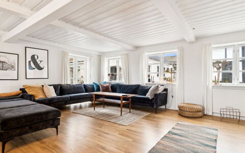 Sjard - 300M from the Sea: Bankstel, Hout, Interieur Ontwerp, Meubilair, Flooring, Houten Vloer, Appartement, Woonkamer, Verdieping, Huis