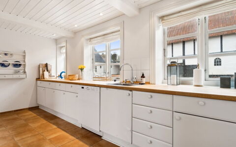 Sjard - 300M from the Sea: Flooring, Keuken, Countertop, Hout, Interieur Ontwerp, Cabinetry, Verdieping, Toestel Van De Keuken, Loodgieterswerkinrichting, Kraan