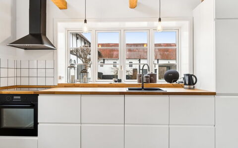 Sjard - 300M from the Sea: Keuken, Toestel Van De Keuken, Countertop, Flooring, Cabinetry, Interieur Ontwerp, Major Appliance, Hout, Fornuis, Verdieping