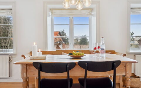 Sjard - 300M from the Sea: Meubilair, Interieur Ontwerp, Flooring, Kroonluchter, Hout, Tafel, Lichte Inrichting, Eetkamer, Plafond, Keuken En Eettafel