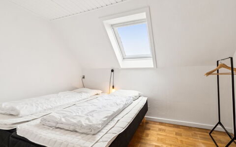 Sjard - 300M from the Sea: Flooring, Hout, Verdieping, Slaapkamer, Interieur Ontwerp, Plafond, Bed, Houten Vloer, Bedding, Huis