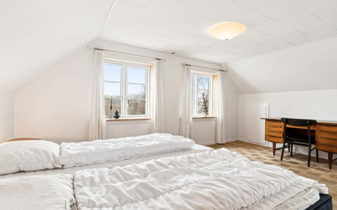 Sjard - 300M from the Sea: Hout, Flooring, Verdieping, Slaapkamer, Plafond, Interieur Ontwerp, Bed, Huis, Houten Vloer, Bedding