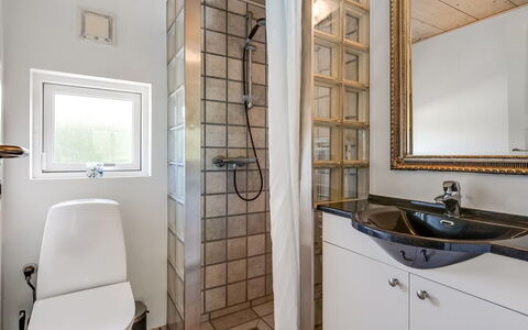 Anca - 450M from the Sea: Interieur Ontwerp, Loodgieterswerkinrichting, Badkamer, Flooring, Verdieping, Plafond, Kraan, Loodgieter, Wastafel, Kamer