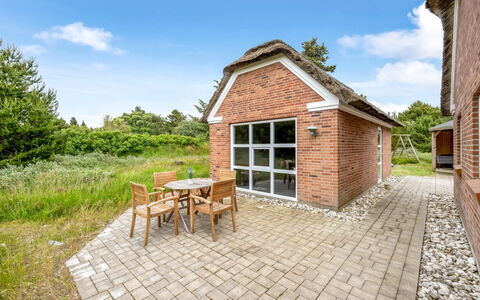 Lieselotte - 2.7Km from the Sea: Hout, Dak, Architectuur, Huis, Huis, Verblijf, Siding, Hardwood, Helling, Landgoed