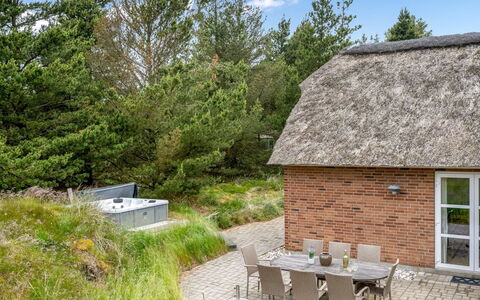 Lieselotte - 2.7Km from the Sea: Hout, Dak, Architectuur, Huis, Huis, Verblijf, Siding, Hardwood, Helling, Landgoed