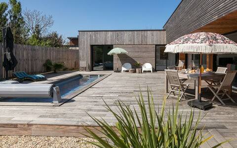 La Villa Agapanthes: Hout, Dek, Samengesteld Materiaal, Hardwood, Buitenmeubels, Houten Vloer, Plank, Tuin, Patio, Beits